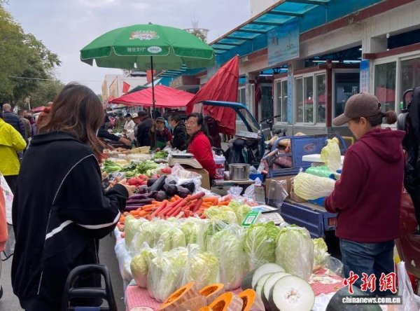 鸿岳资本 “观光客”变“体验官” 游客市集里寻“烟火气”